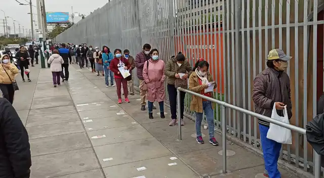 Pacientes oncológicos hacen largas colas para atenderse tras levantamiento de cuarentena.