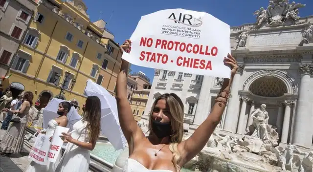 Las novias se reunieron en la Fontana de Trevi, en Roma, Italia.