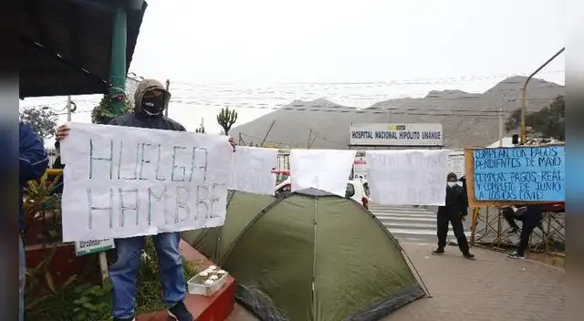 Enfermero protesta a las afueras del hospital del El Agustino