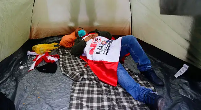 Enfermero protesta a las afueras del hospital del El Agustino