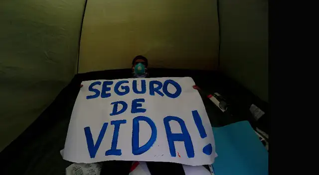 Enfermero protesta a las afueras del hospital del El Agustino