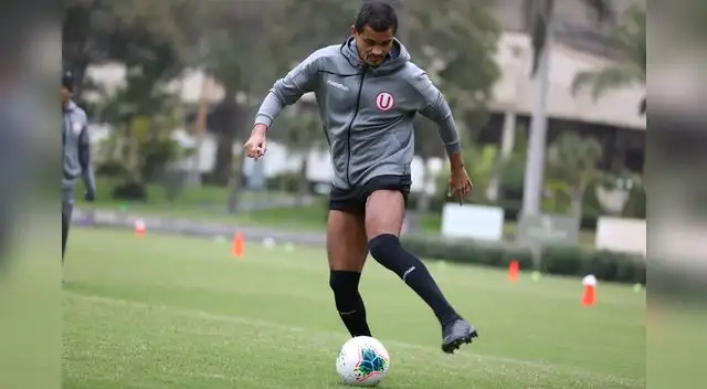 Nelinho Quina en pleno trabajo con el balón