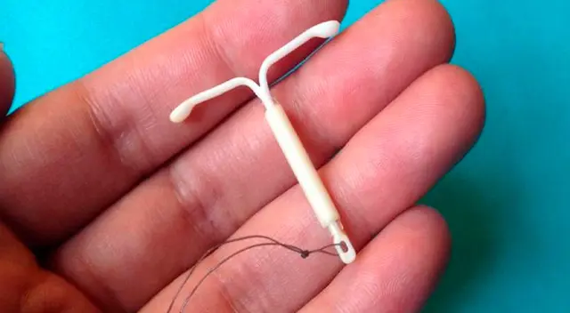 La foto de un bebé agarrando el anticonceptivo de su madre sorprende. La foto de un bebé agarrando el anticonceptivo de su madre sorprende.