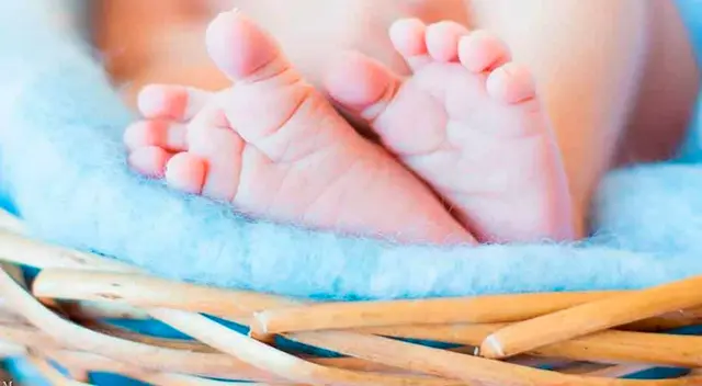 La foto de un bebé agarrando el anticonceptivo de su madre sorprende. La foto de un bebé agarrando el anticonceptivo de su madre sorprende.