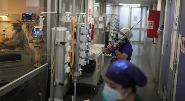 A ritmo de violín, la enfermera chilena consuela a los pacientes con COVID-19.