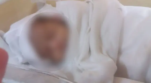 Cuenta que su pequeño, Arthur, nació con una extraña enfermedad que no le permite realizar sus heces con normalidad y que necesita ser operado para que puedan unir sus intestinos. Cuenta que su pequeño, Arthur, nació con una extraña enfermedad que no le permite realizar sus heces con normalidad y que necesita ser operado para que puedan unir sus intestinos.