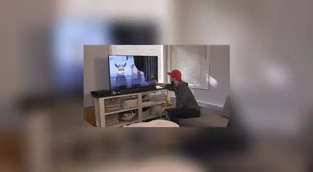 Joven finge romper el televisor de su mamá y ella lo trolea