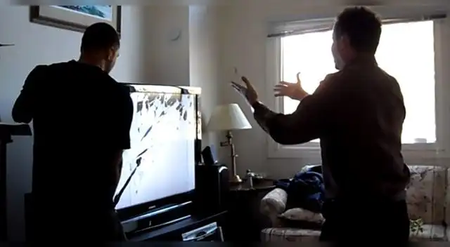 Joven finge romper el televisor de su mamá y ella lo trolea