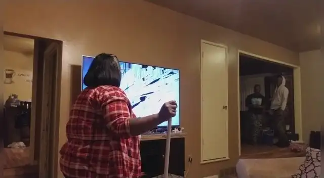 Joven finge romper el televisor de su mamá y ella lo trolea