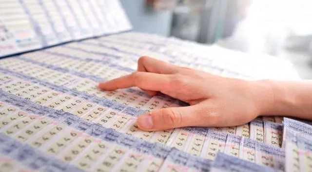 Joven compra por primera vez un boleto de lotería y termina ganando 35 millones de dólares