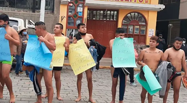 Ronderos castigaron a los presuntos criminales haciéndolos caminar desnudos. Ronderos castigaron a los presuntos criminales haciéndolos caminar desnudos.