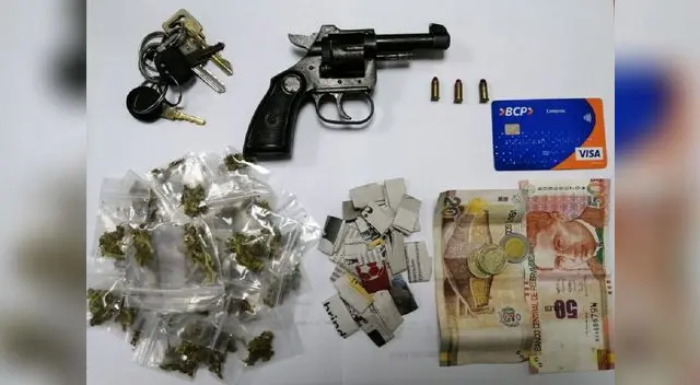 En la intervención se le decomisó un revólver calibre 22 abastecida y droga. En la intervención se le decomisó un revólver calibre 22 abastecida y droga.