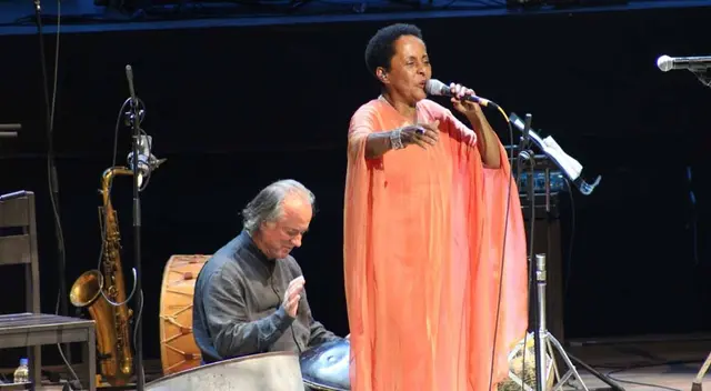 Conocidos intelectuales y cantantes salen en defensa de bahía de Paracas. Conocidos intelectuales y cantantes salen en defensa de bahía de Paracas.