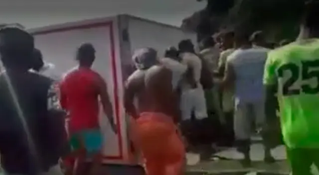 Sujetos saqueando el camión en Colombia. Sujetos saqueando el camión en Colombia.