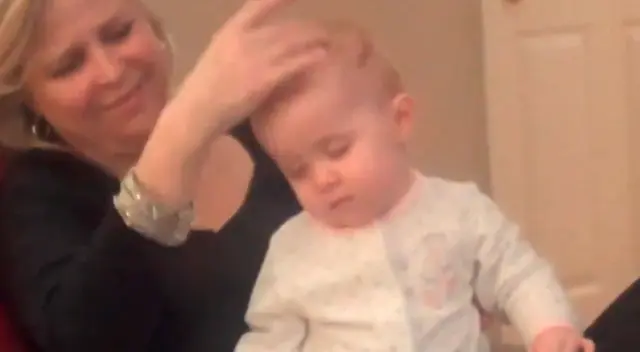 Bebé no se resistió a los masajes y quedó profundamente dormido.