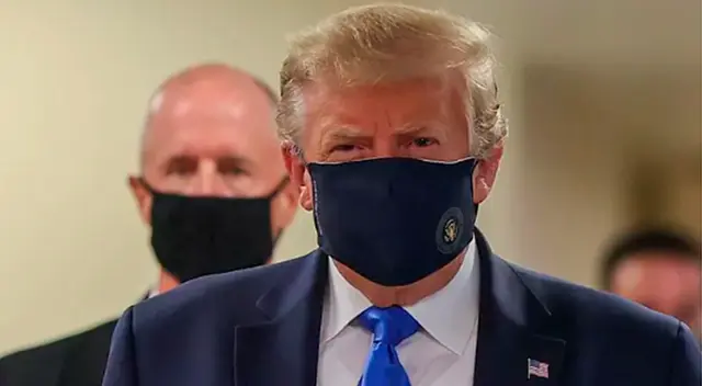 Trump con mascarilla durante su visita al hospital militar Walter Reed. Trump con mascarilla durante su visita al hospital militar Walter Reed.
