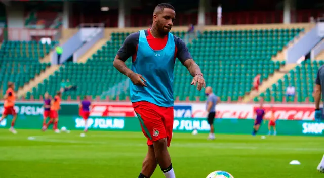 Jefferson Farfán entrenando.