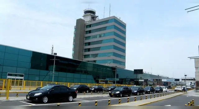 Las aerolíneas deberán suspender los servicios de comida y bebida. Las aerolíneas deberán suspender los servicios de comida y bebida.