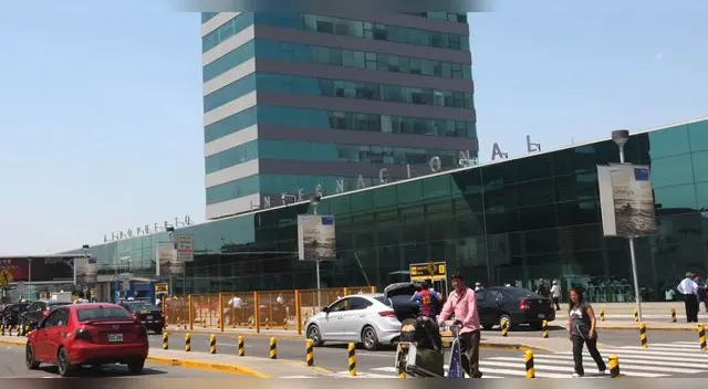 Las aerolíneas deberán suspender los servicios de comida y bebida. Las aerolíneas deberán suspender los servicios de comida y bebida.