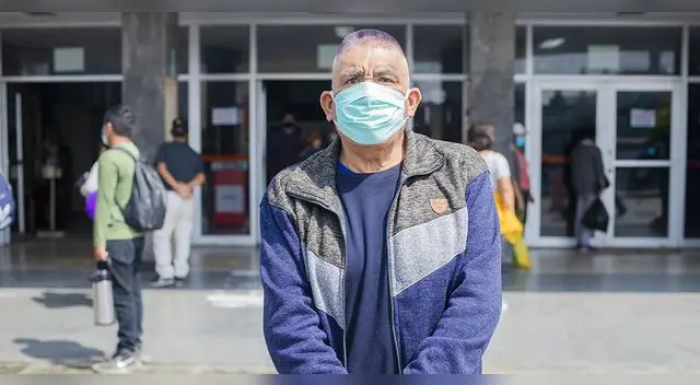 El hombre se encuentra muy feliz tras reencontrarse con su familia. El hombre se encuentra muy feliz tras reencontrarse con su familia.