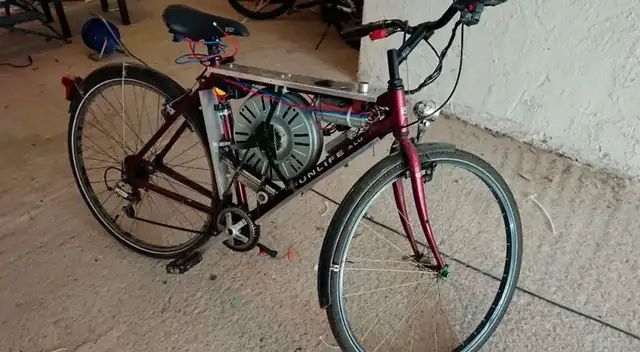 El hombre creó una bicicleta con herramientas simples y un motor de lavadora.