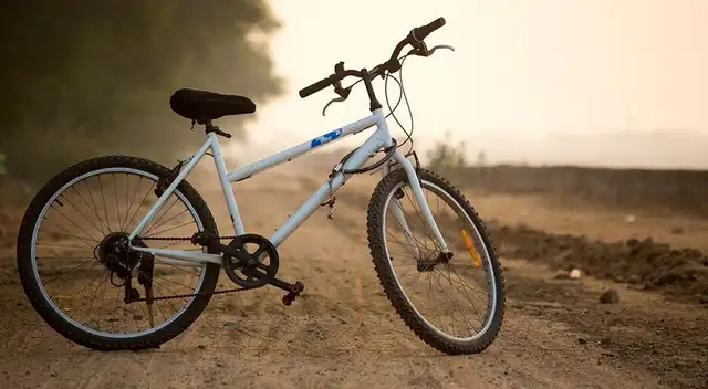 El hombre creó una bicicleta con herramientas simples y un motor de lavadora.