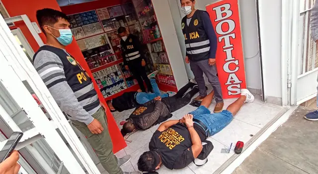 Delincuentes pretendían asaltar botica e irse a la fuga en un auto rojo. Delincuentes pretendían asaltar botica e irse a la fuga en un auto rojo.