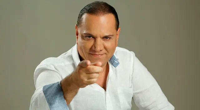 Mauricio Diez Canseco recita poema.