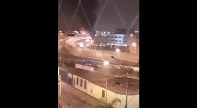 Los bomberos lograron controlar el incendio. Los bomberos lograron controlar el incendio.