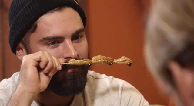 El actor Zac Efron paseó por las calles de Lima e Iquitos, e incluso se atrevió a probar Suri para el documental “Con los pies en la tierra” de Netflix.