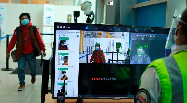 La cámara termograáfica mide la temperatura del pasajero antes que ingrese al check in o zona de embarque. La cámara termograáfica mide la temperatura del pasajero antes que ingrese al check in o zona de embarque.