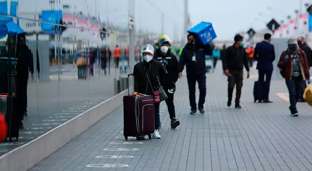 Se ha colocado la señalética para recordar a los pasajeros el distanciamiento social de un metro como mínimo en el área de los counters. Se ha colocado la señalética para recordar a los pasajeros el distanciamiento social de un metro como mínimo en el área de los counters.
