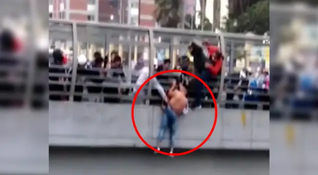 Transeúntes rescataron a extranjero que intentó suicidarse de un puente.