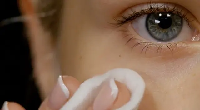 Conoce aquí cómo cuidar el contorno de tus ojos.