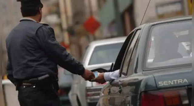Policía es detenido por pedir coima a conductor. Policía es detenido por pedir coima a conductor.