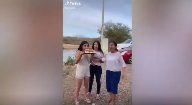 En redes sociales, se hizo viral el clip de una madre en pleno acto de venganza con su traviesa hija. En redes sociales, se hizo viral el clip de una madre en pleno acto de venganza con su traviesa hija.