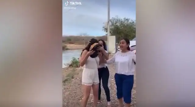 Cuando la más pequeña de la familia terminó de soplar la vela, su hermana mayor apareció en escena para hundir su rostro sobre la torta, el impacto fue tal que terminó por destrozar el pastel. Cuando la más pequeña de la familia terminó de soplar la vela, su hermana mayor apareció en escena para hundir su rostro sobre la torta, el impacto fue tal que terminó por destrozar el pastel.