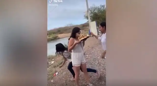 El corto video de la cumpleañera se viralizó en TikTok por la reacción que tuvo la madre al tirarle una piedra a su menor hija. El corto video de la cumpleañera se viralizó en TikTok por la reacción que tuvo la madre al tirarle una piedra a su menor hija.