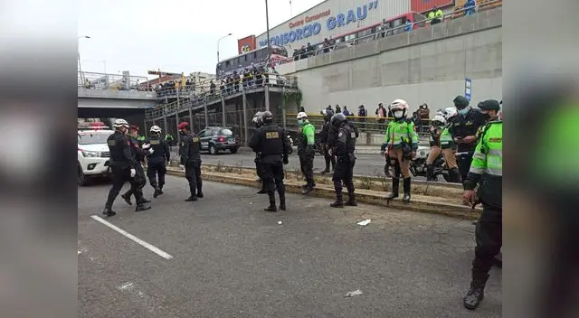 Accidente de tránsito deja gravemente herido a un policía y a un anciano