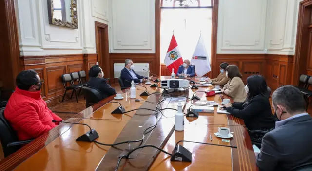 Pedro Cateriano se reúne con bancada políticas.