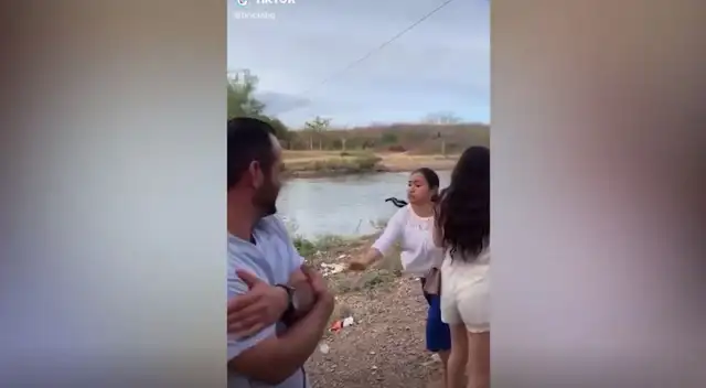 La joven bromista escapó de la escena, la madre empezó a seguirla y tuvo tan buena puntería que alcanzó a golpearla, situación que causó las risas de los asistentes. La joven bromista escapó de la escena, la madre empezó a seguirla y tuvo tan buena puntería que alcanzó a golpearla, situación que causó las risas de los asistentes.