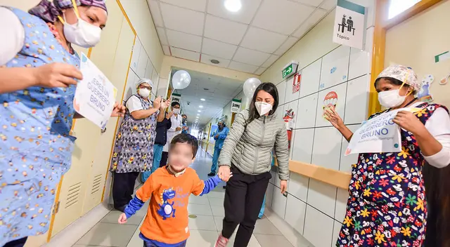 Menor fue dado de alta en medio de aplausos de médicos y enfermeras. Menor fue dado de alta en medio de aplausos de médicos y enfermeras.