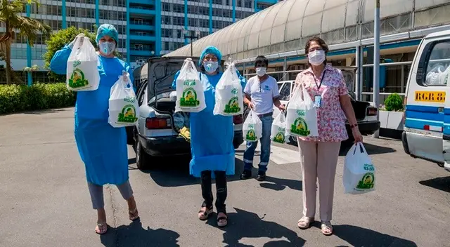 Reparten más de 7000 porciones de pollo a la brasa a personal que lucha contra la COVID-19.