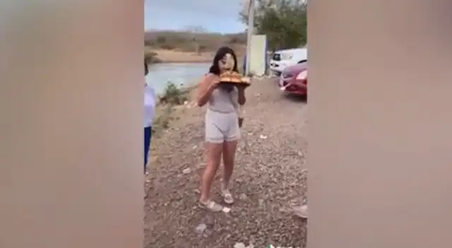 La madre persiguió a la joven bromista. La madre persiguió a la joven bromista.