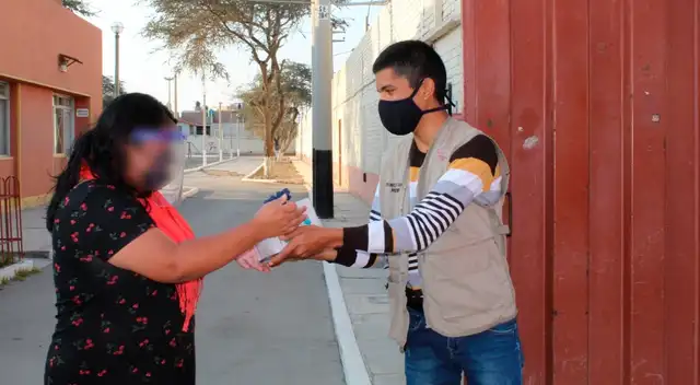 Voluntarios hacen olla común para trabajadoras sexuales. Foto referencial.