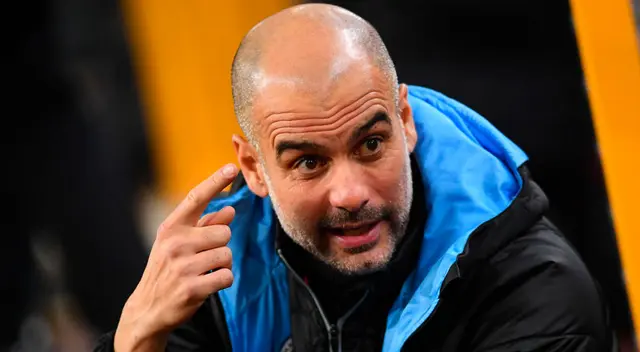 Captan el preciso momento en que Pep Guardiola conversa consigo mismo.