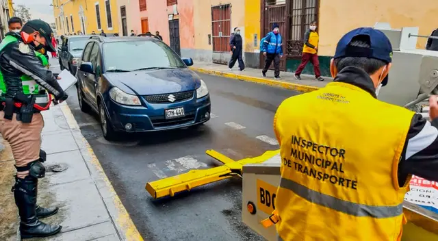 El Reglamento Nacional de Tránsito indica que abandonar a un vehículo en plena vía pública debe ser sancionado con una multa de S/ 344.