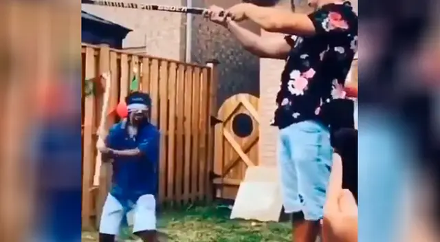 Joven intenta romper la piñata y termina golpeando a su amigo.