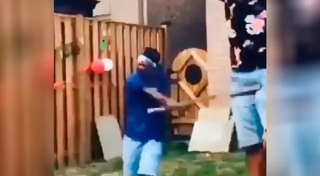 Joven intenta romper la piñata y termina golpeando a su amigo.