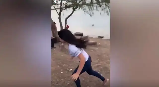 Una madre defendió a su hija menor de la broma de mal gusto de la mayor. El video viral desató la risa de más de uno en TikTok. Una madre defendió a su hija menor de la broma de mal gusto de la mayor. El video viral desató la risa de más de uno en TikTok.